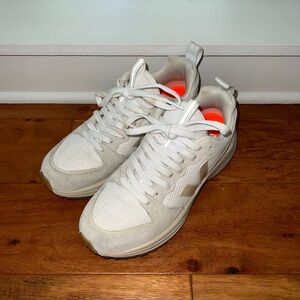 Veja Venturi Sneaker in White & Pierre & Natural Size 38